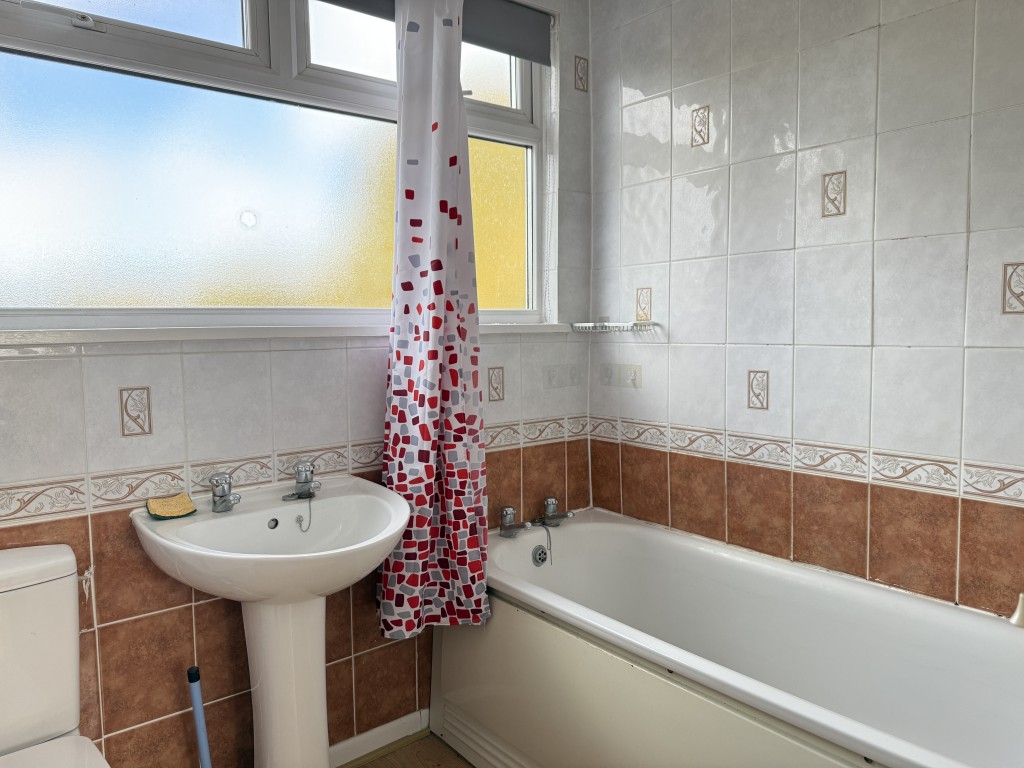 Lot: 28 - ONE-BEDROOM LEASEHOLD FLAT IN NEED OF IMPROVEMENT WITH SHARE OF FREEHOLD - Bathroom with tiles and white suite